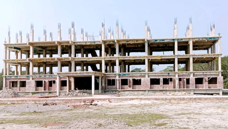 রাঙ্গাবালীর অর্ধনির্মিত হাসপাতাল যেন অবহেলার প্রতীক