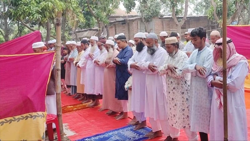 সৌদির সঙ্গে মিল রেখে নওগাঁয় ঈদ উদযাপন