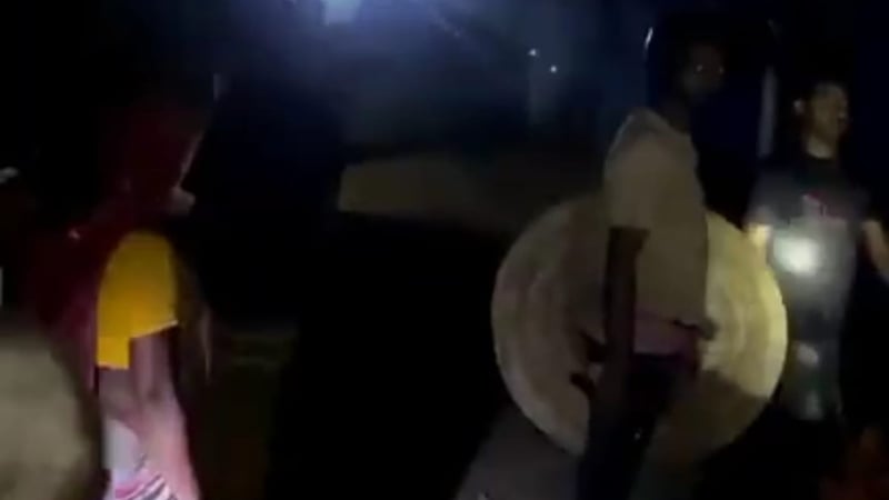 চা খাওয়া নিয়ে মধ্যরাতে টর্চলাইট জ্বালিয়ে সংঘর্ষ, আহত ১০