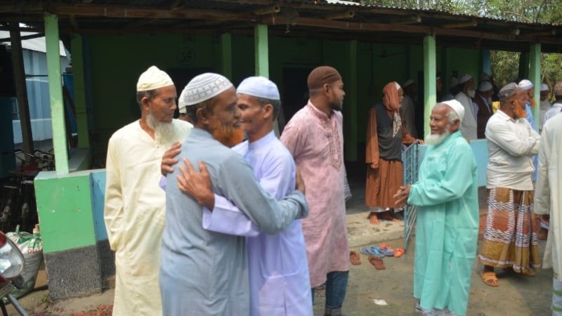 সৌদির সঙ্গে মিল রেখে গঙ্গাচড়ার এক গ্রামে ঈদ উদযাপন