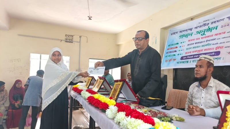 সোনাইমুড়ীতে শিক্ষার্থীদেরকে মেধাবৃত্তি প্রদান