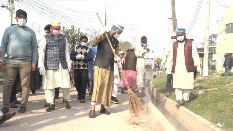 ঝাড়ু হাতে হাসপাতাল প্রাঙ্গণে এমপি আমির হামজা