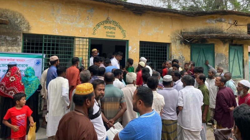 মঠবাড়িয়ায় ভিজিএফের চাল বিতরণে অনিয়মের অভিযোগ