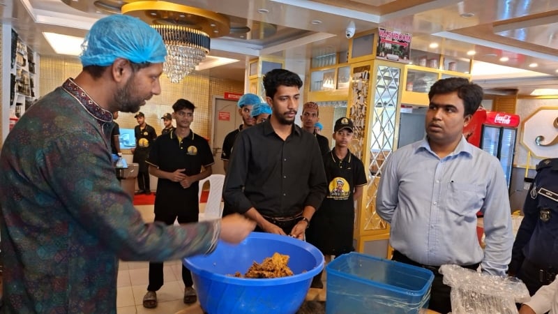 কাঁচা মাংসের সাথে রান্না খাবার, চাঁদপুরে দুই প্রতিষ্ঠানকে জরিমানা