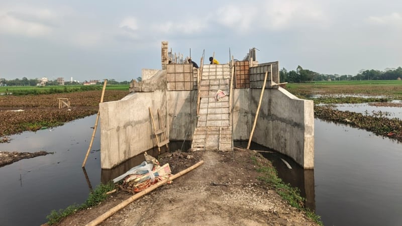 জমি অধিগ্রহণ না করেই ব্যক্তিগত জমিতে ব্রিজ নির্মাণের অভিযোগ