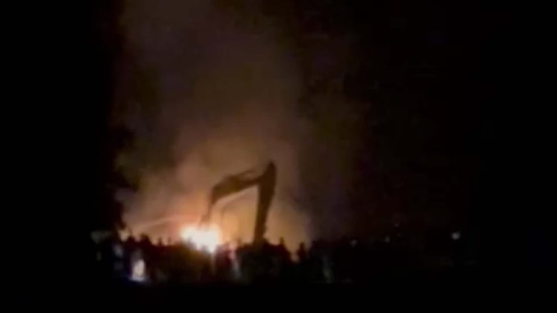 চারঘাটে চাঁদা না দেয়ায় এস্কেভেটরে দুর্বৃত্তদের আগুন, থানায় মামলা