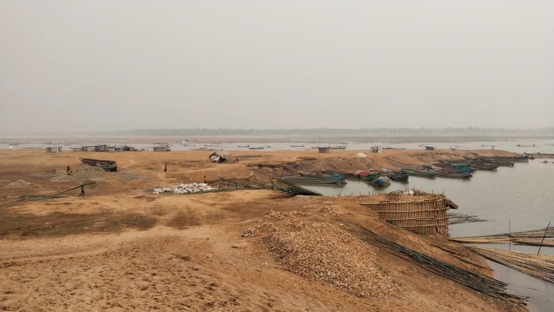 যাদুকাটা নদীতে অবৈধ বালু উত্তোলনের বিরুদ্ধে অভিযান, ৮ নৌকা জব্দ