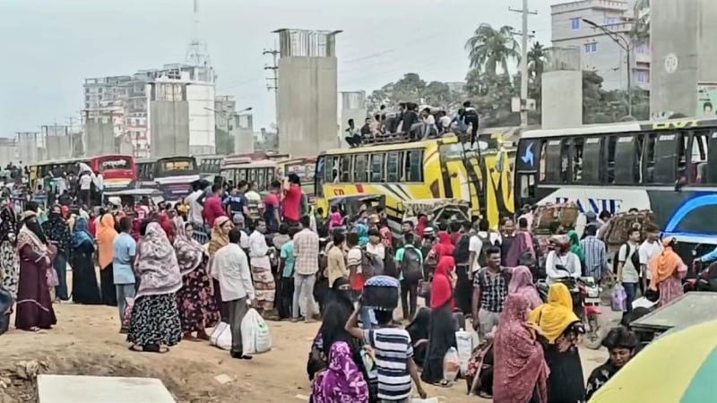 সাভারে ৮ কিলোমিটার সড়কে ধীরগতি, ভোগান্তিতে ঘরমুখো মানুষ