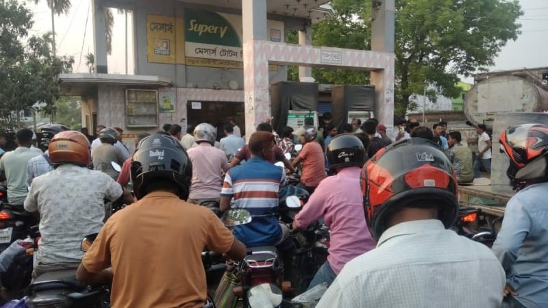 তেল না দেয়ায় ফিলিং স্টেশন ম্যানেজারকে কুপিয়ে জখম