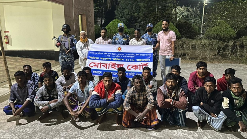 মেঘনায় জাটকা শিকারের দায়ে ১৭ জেলে আটক