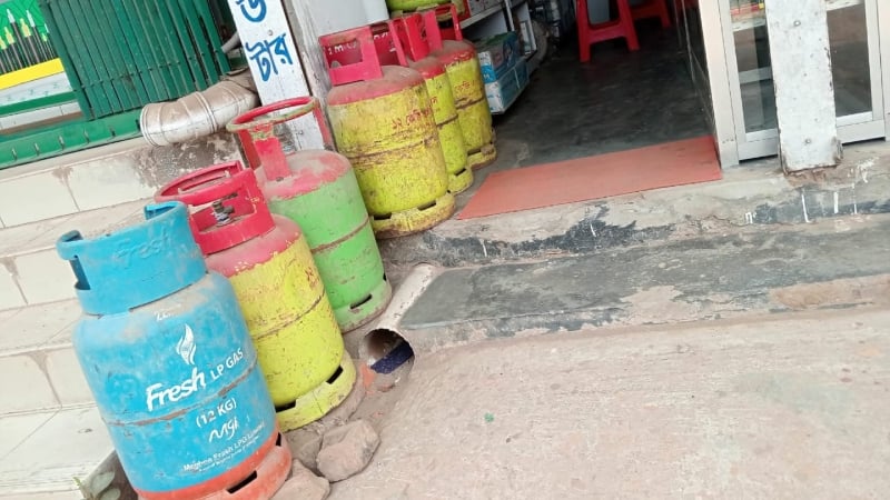 নিয়মনীতির তোয়াক্কা নেই কম্পিউটার-ওষুধের দোকানেও বিক্রি  হচ্ছে পেট্রোল-