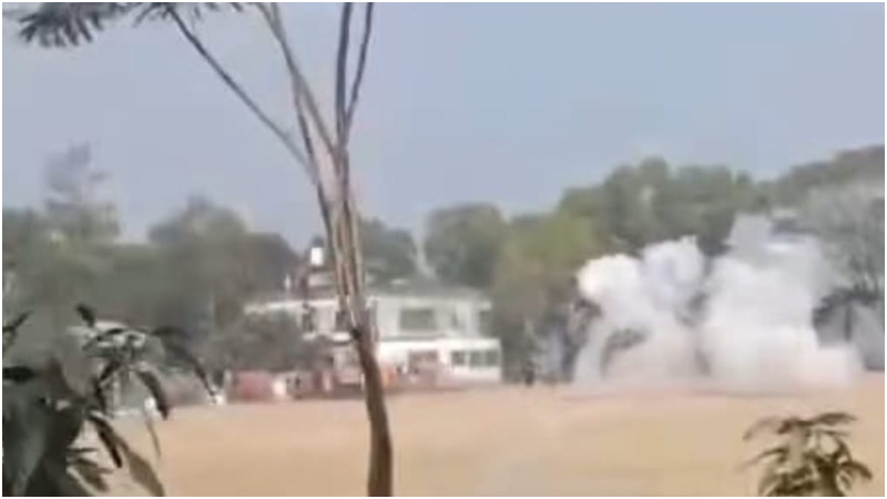 ভোটকেন্দ্রে মুহুর্মুহু ককটেল বিস্ফোরণ