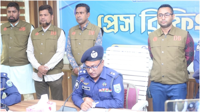 শিশুর কান্না থামাতে কেক ও পানি খাওয়াল ডাকাতরা