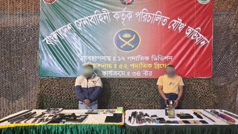 বিএনপি ও স্বেচ্ছাসেবক দলের ২ নেতার বাসা থেকে দেশীয় অস্ত্র উদ্ধার