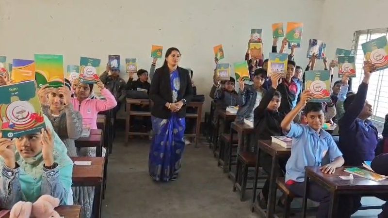 উৎসব না থাকলেও বইয়ের আনন্দে মুখর নড়াইলের স্কুলগুলো