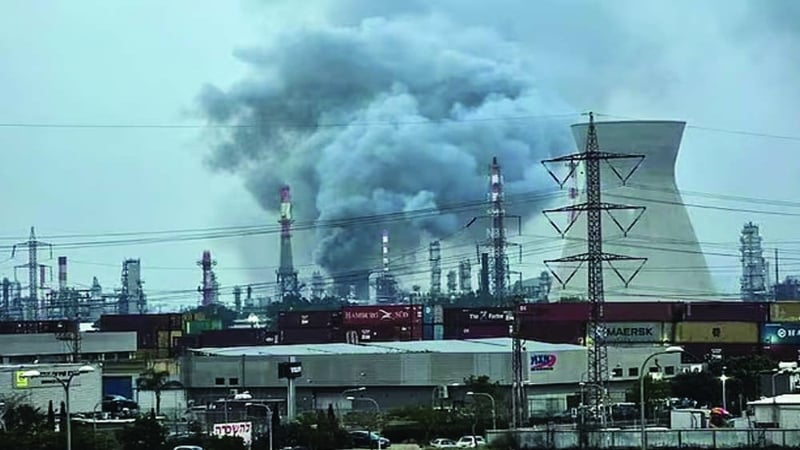 ইরানের ক্ষেপণাস্ত্র হামলায় জ্বলছে ইসরায়েলের তেল শোধনাগার