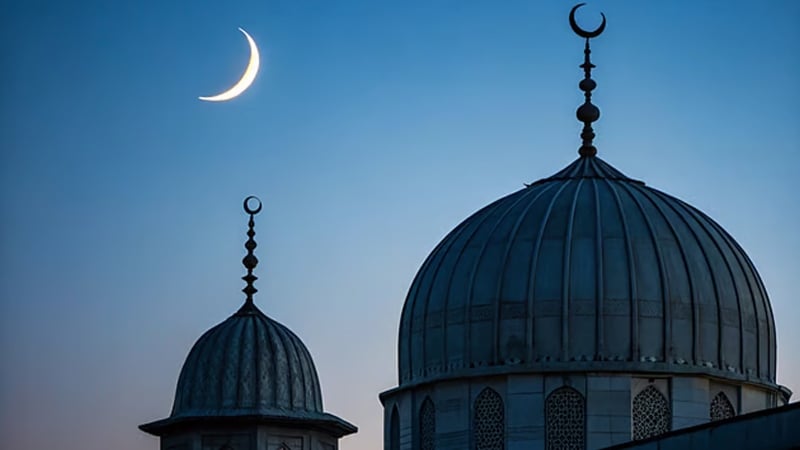 এবার মুসলিম দেশে দুপুরেই দেখা গেল শাওয়ালের চাঁদ