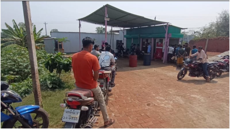 তেলের সংকট কিছুটা কাটতেই সাটুরিয়ার পেট্রোলপাম্প গুলোতে উপচে পড়া ভিড়