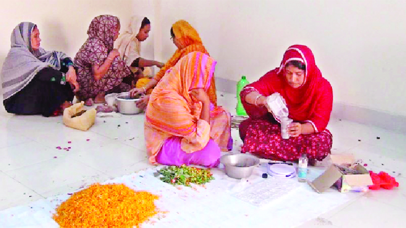 নষ্ট পাপড়ি থেকে অর্গানিক শিল্প