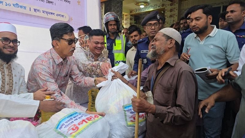 পাহাড়ে উৎসবমুখর পরিবেশে ঈদুল ফিতর উদযাপনে সমাজের বিত্তবানদের সাহায্যের হাত বাড়ানোর আহ্বান: পার্বত্য মন্ত্রী দীপেন দেওয়ান 