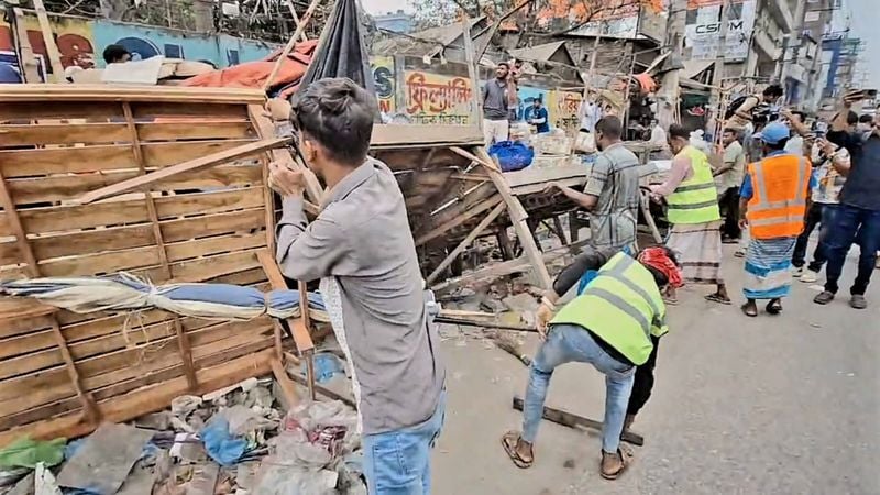 সাভারে অবৈধ হকার উচ্ছেদ সাধারণ মানুষের মধ্যে স্বস্তি 