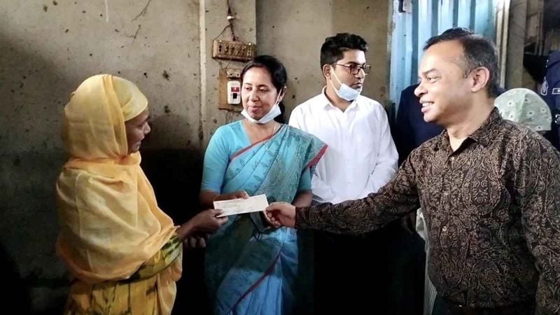 ঠাকুরগাঁওয়ে অসহায় আসমার বাড়িতে টাকার চেক নিয়ে হাজির জেলা প্রশাসক