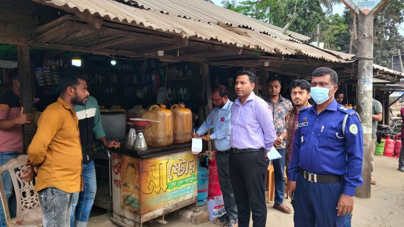 জ্বালানি তেলের দোকানে ভ্রাম্যমাণ আদালতের অভিযান ১০ হাজার টাকা জরিমানা 