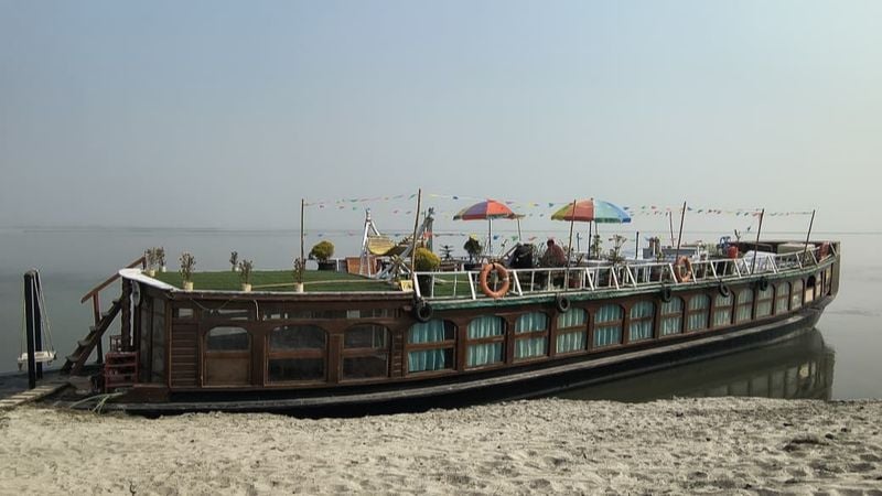 ব্রহ্মপুত্রে হাউসবোটের অবৈধ ‘ভ্রমণ বাণিজ্য’, রাজস্ব বঞ্চিত সরকার