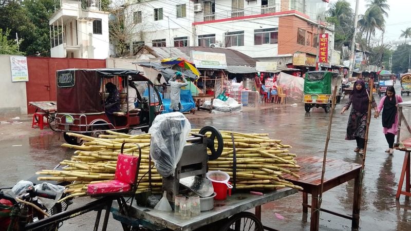 মাগুরায় বৃষ্টিতে ঈদ বাজারে ক্রেতা-বিক্রেতাদের দুর্ভোগ