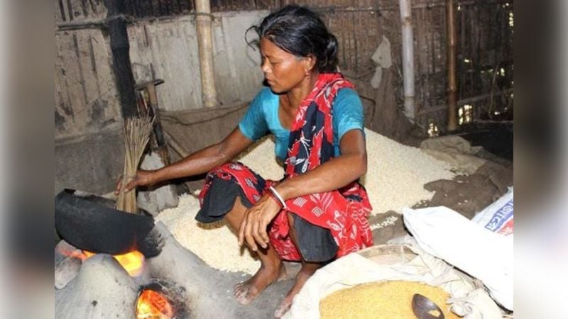 ঠাকুরগাঁওয়ে ব্যস্ত সময় পার করছেন মুড়ি পল্লীর নারী শ্রমিকরা
