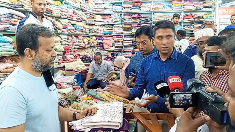 রমজানে বাজার তদারকি জোরদার: যশোরে ৩ প্রতিষ্ঠানকে ৮০ হাজার টাকা জরিমানা