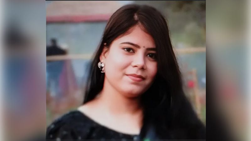 রাজধানীতে ছিনতাইকারীর টানে রিকশা থেকে পড়ে নারীর মৃত্যু