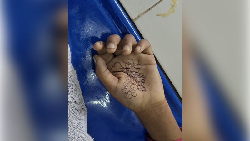 মাঠ থেকে ছাগল নিয়ে এসে মা দেখেন ফাঁসিতে ঝুলে আছে মেয়ে 