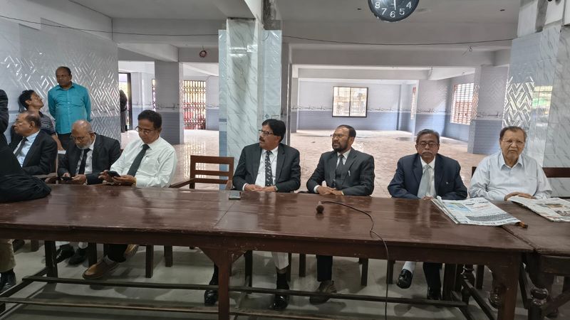 যশোরের তিনটি আদালত বর্জন আইনজীবীদের 