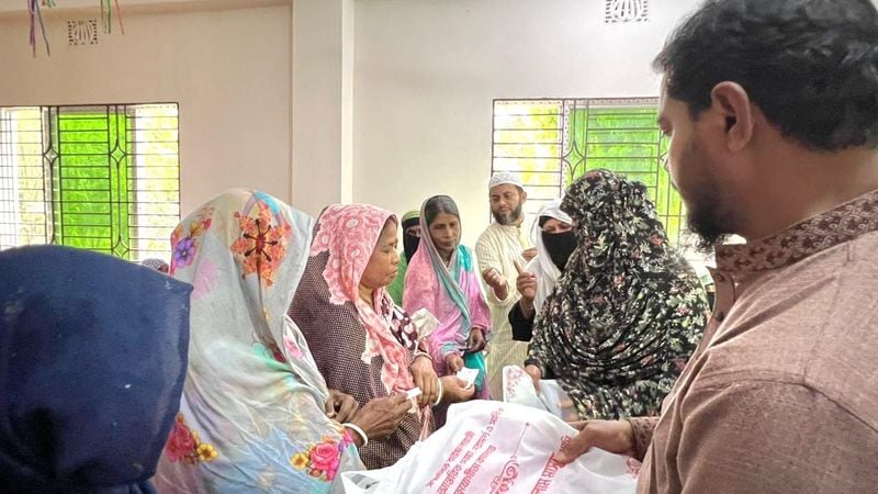 বাউফলে প্রধানমন্ত্রীর উপহারের শাড়ি বিতরণ 