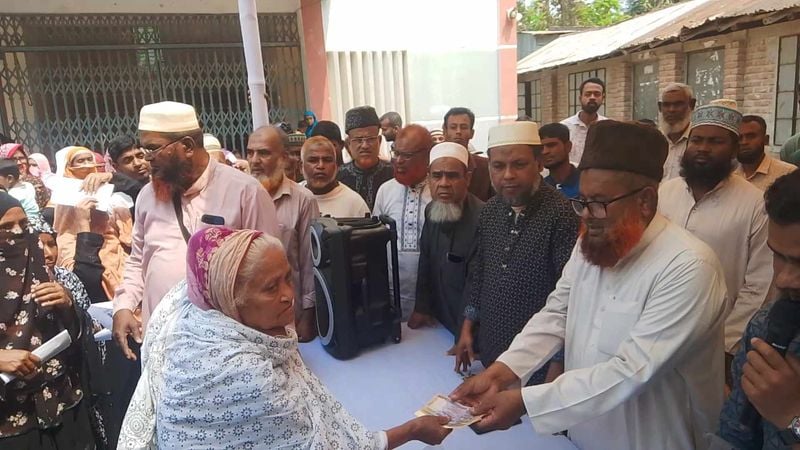 মহেশপুরে প্রধানমন্ত্রীর ত্রাণ তহবিলের নগদ অর্থ ও শাড়ি দিলেন এমপি মতিয়ার রহমান