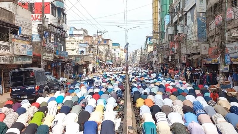 হাজীগঞ্জ ঐতিহাসিক বড় মসজিদে জুমাতুল বিদায় লক্ষাধিক মানুষের অংশগ্রহণ