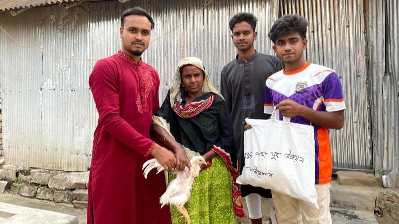 জীবননগরে মানবিক দৃষ্টান্ত: অসহায়দের দুয়ারে ঈদ উপহার পৌঁছে দিল তরুণরা