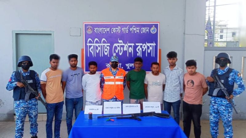 খুলনায় কোস্ট গার্ডের অভিযানে গোলা বারুদ উদ্ধার, আটক ৭ 