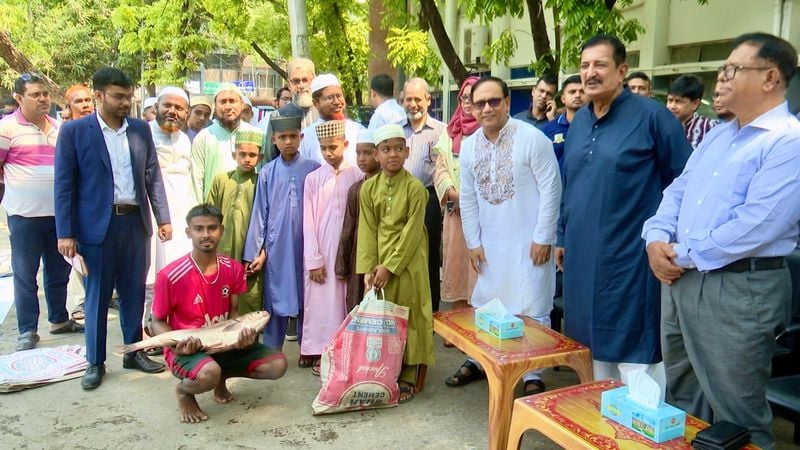 রাজশাহীতে এতিমখানা ও মাদ্রাসার শিক্ষার্থীদের মাছ বিতরণ করলেন ভূমিমন্ত্রী