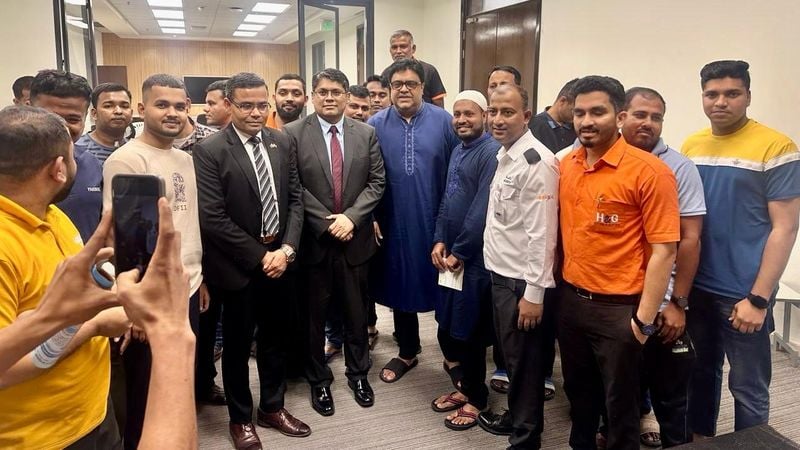 দুবাইয়ের লেবার ক্যাম্পে প্রধানমন্ত্রীর উপদেষ্টা; শ্রমিকদের সুযোগ-সুবিধার খোঁজ নিলেন রেহান আসাদ