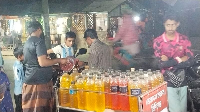 লাইসেন্স ছাড়াই খুচরা দোকানে পেট্রোল অকটেন মজুত