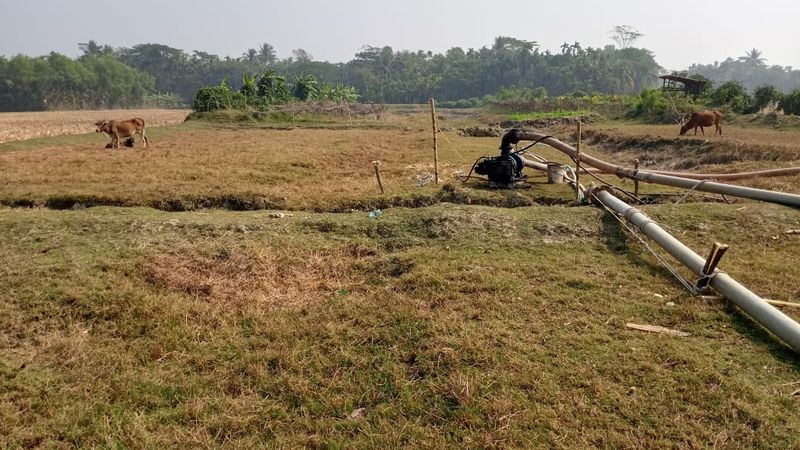 আদালতের নিষেধাজ্ঞা ও প্রশাসনের নির্দেশ অমান্য করে অবৈধ ড্রেজারে কৃষি জমির মাটি কেটে বিক্রির মহোৎসব