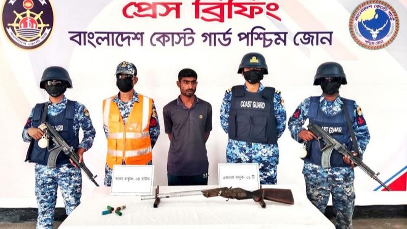 সুন্দরবনে অস্ত্র-গুলিসহ দস্যু আটক