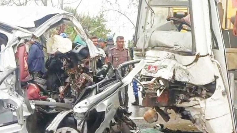 বাগেরহাটে বাস-মাইক্রোবাস সংঘর্ষে একই পরিবারের দুই শিশুসহ নিহত ১২