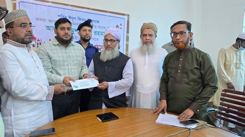 স্থানীয়র সংসদ মুশফিকুর রহমানের পক্ষ থেকে ঈদ উপহার পেলেন ১১০৫ জন ইমাম 