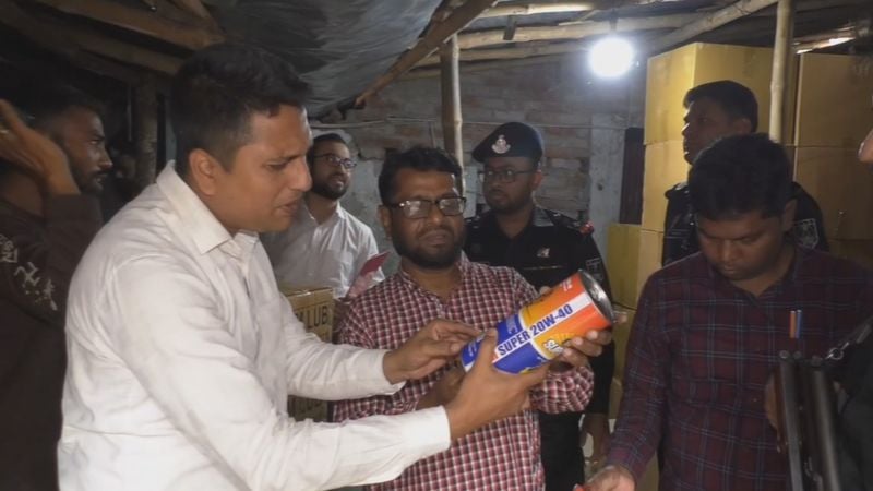 যশোরে ভেজাল মবিল তৈরি কারখানায় অভিযান: এক লাখ টাকা জরিমানা