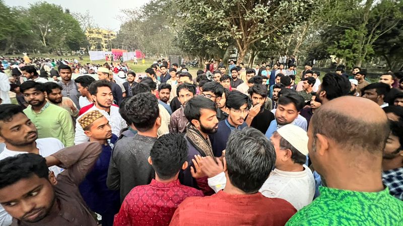 বেরোবির গণ ইফতারে খাবার না পেয়ে শিক্ষার্থীদের তোপের মুখে বেরোবি ভিসি   