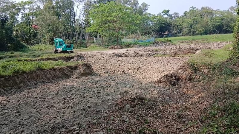 মসজিদের জমিতে মাটিখেকোদের হানা,পুলিশ নিলেন ঘুষ