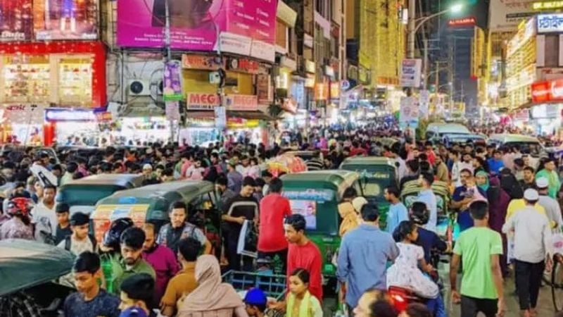 শেষ মুহুর্তে জমে উঠেছে সিলেটের ঈদ বাজার: ফুটপাত থেকে শপিংমলে ক্রেতার ঢল